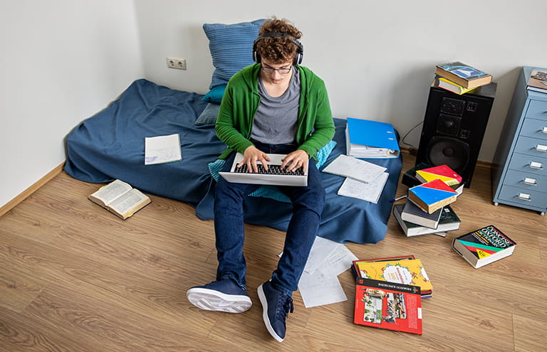 baiat laptop studiu