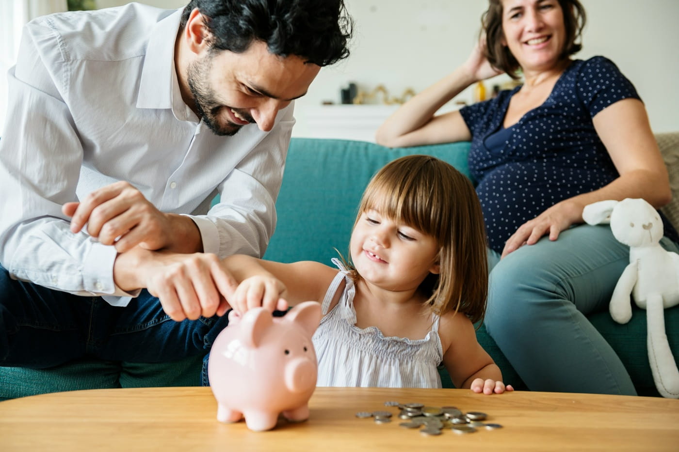 Educația financiară începe acasă: cum vorbești despre bani cu copiii tăi